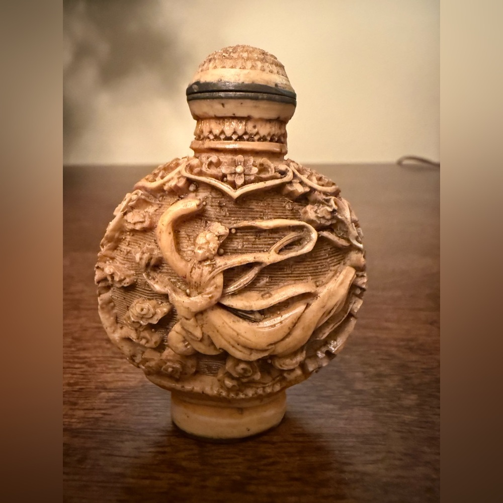 Vintage Chinese Snuff Bottle Vessel Top Stopper Cap with Intricate Carving